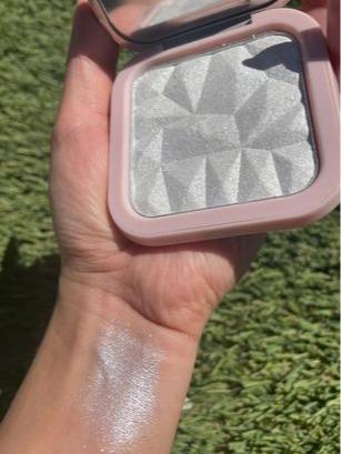 Daphne Pearl Highlighter